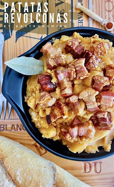 Patatas meneás en un plato rústico