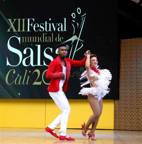 bailarines de salsa en una calle de Cali