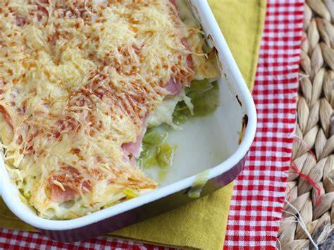 Plato de fideos gratinados con jamón y queso
