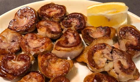 Ingredientes para riñones de cordero a la parrilla: riñones, tomates, cebolla, pimiento verde