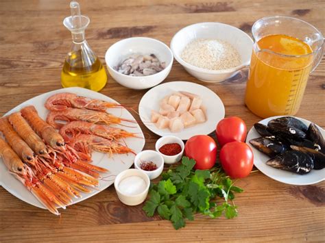 Ingredientes frescos para paella de marisco