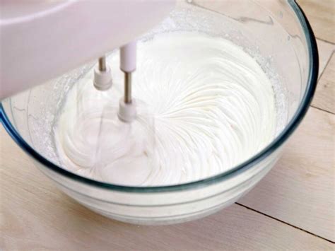 Utensilios para montar nata: bol frío y batidora de varillas
