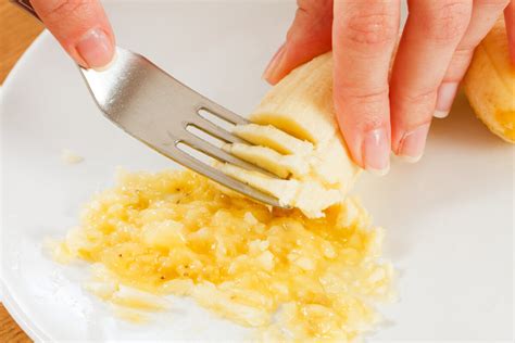 Plátano machacado con tenedor