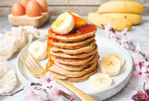 Tortitas de avena y plátano con fruta