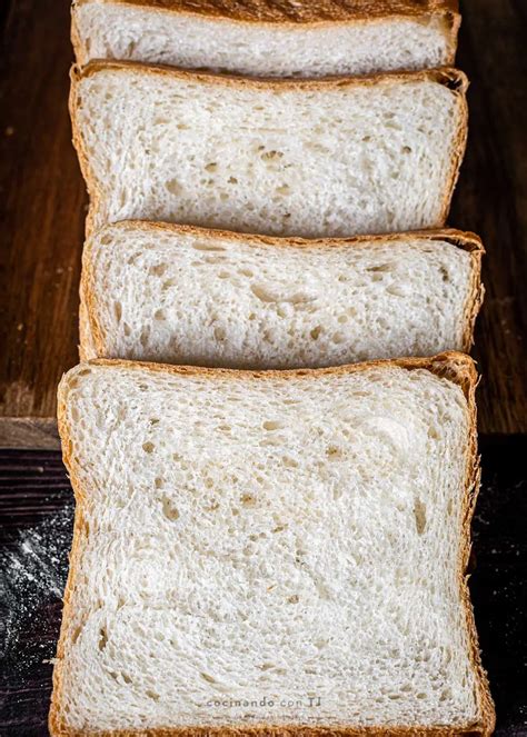 Rebanadas de pan de molde recién hecho con miel