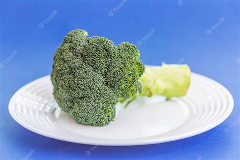 Brócoli fresco en un plato