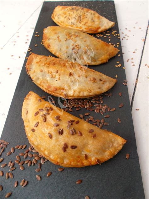 empanadillas horneadas decoradas con semillas de sésamo