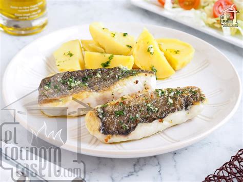 Plato de merluza a la vasca servido con patatas y perejil fresco
