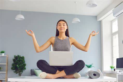 Persona meditando para reducir el estrés