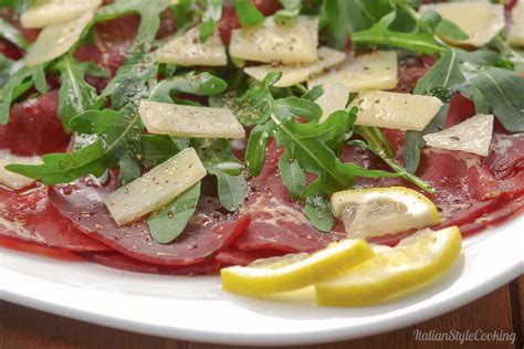 Lonchas de bresaola sobre un plato