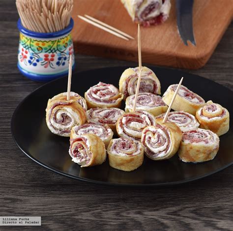 Rollitos de crêpes con bresaola y queso crema cortados