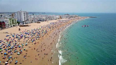 Fotografía de nadadores en plena acción durante la Travesía a Nado Playa de la Costilla