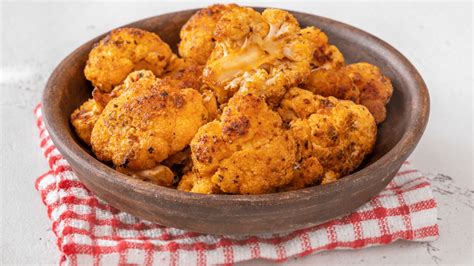 Plato de coliflor rehogada con ajo y pimentón