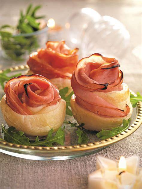 Rosas de jamón ibérico con grissinis y cebollino
