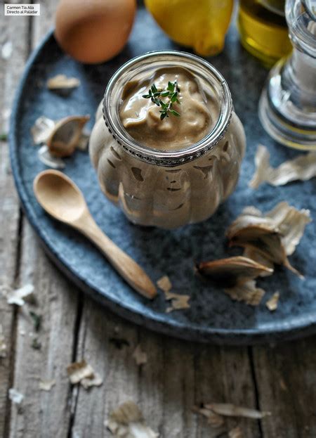 Mesa con diversos platos acompañados de alioli de ajo negro