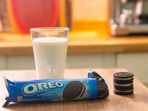Galletas Oreo y vasos de leche de almendras