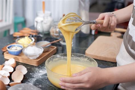 Persona batiendo la masa del pastel en un tazón
