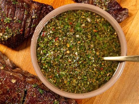 Chimichurri, salsa tradicional para acompañar el asado