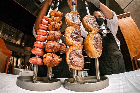 Rodizio de churrasco brasileño con espiedos de carne