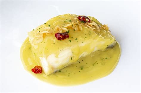 Bacalao al pil pil servido en plato