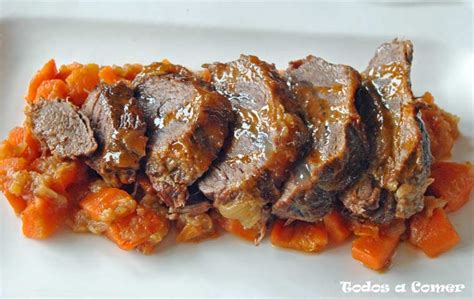 Carrilleras de ternera servidas en un plato con salsa y verduras