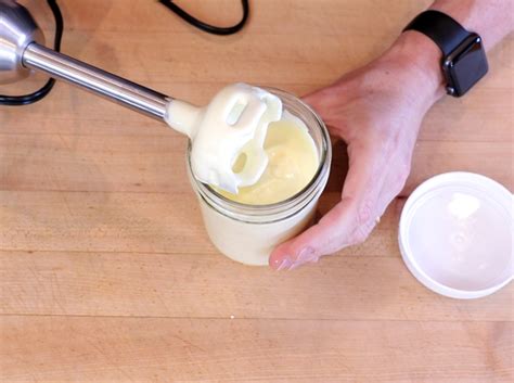 Proceso de batido para hacer mayonesa casera con batidora de mano