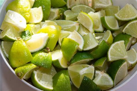 Sardinas frescas y limones cortados en rodajas, listas para ser preparadas en papillote.