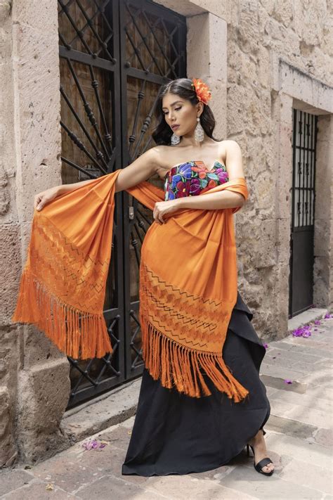 Mujer tradicional mexicana portando un rebozo