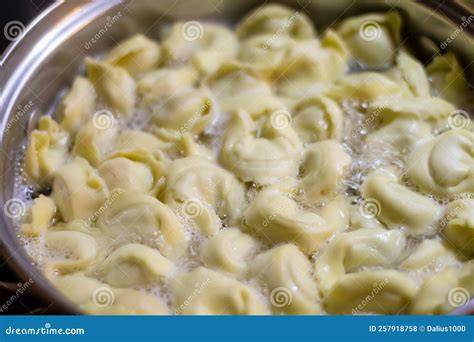Raviolis cocinándose en agua hirviendo