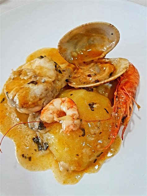 Cazuela humeante de judiones con gambas y berberechos