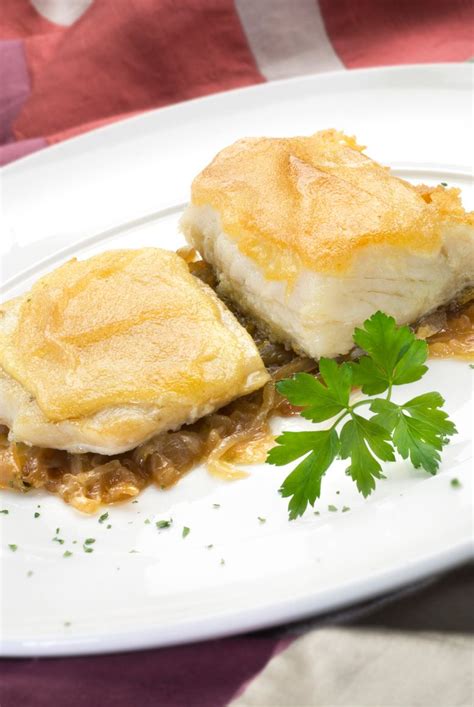 Bacalao gratinado con mayonesa y espárragos