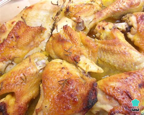 Muslos de pollo al horno con cobertura de mayonesa y mostaza