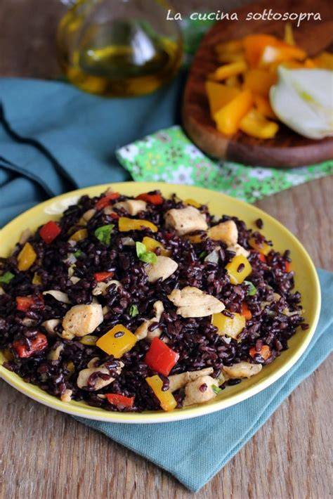 Arroz Venere con pimientos y salsa de tahini