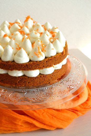 Bizcocho de zanahoria decorado con crema de queso