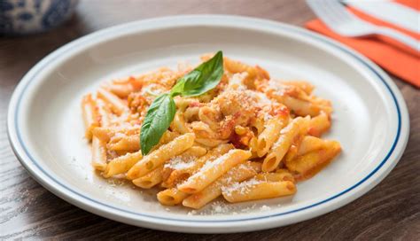 Ingredientes principales para macarrones con queso y tomate