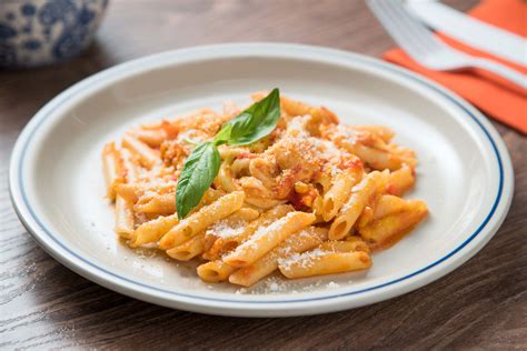 Macarrones con queso y tomate servidos en un plato