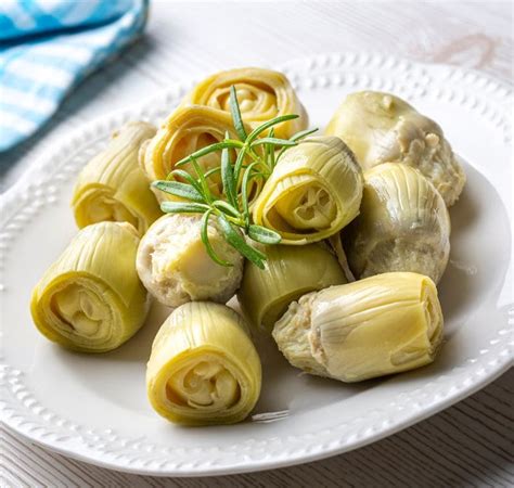 Variedad de ensaladas con alcachofas en conserva