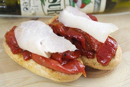 Bacalao marinado servido en tosta con pimientos asados