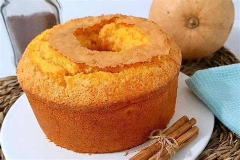 Rodajas de un bizcocho de calabaza esponjoso y dorado, decorado con un poco de canela.