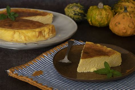 Una tarta de queso y calabaza con una base crujiente y un relleno suave y anaranjado.