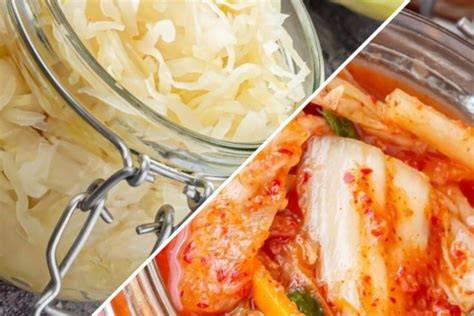 Variedad de verduras fermentadas: chucrut, kimchi, pepinillos, zanahorias y rábanos.