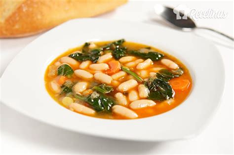 Un plato de alubias con espinacas y chorizo