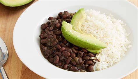 Plato de frijoles negros con arroz blanco