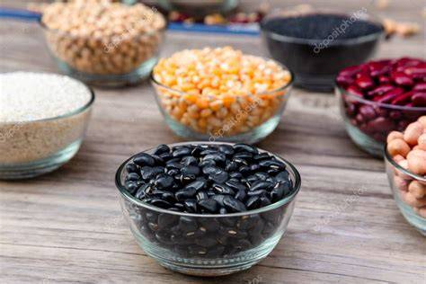 Frijoles negros secos en un tazón