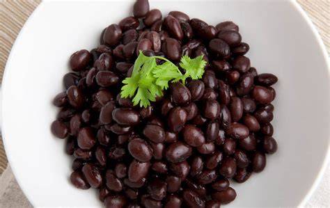 Plato de frijoles negros con cilantro y cebolla