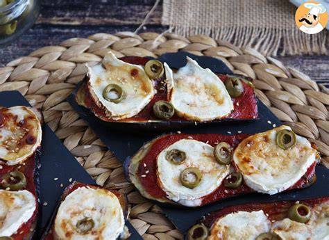Berenjena asada con láminas de manzana roja y queso fundido
