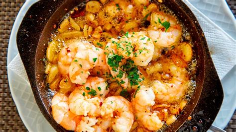 Ingredientes para merluza con gambas al ajillo