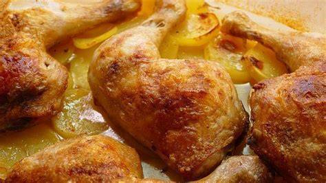 Muslos de pollo al horno dorados con salsa