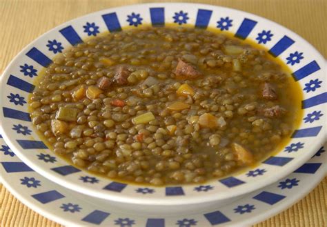 Plato de lentejas humeante con un toque de mantequilla