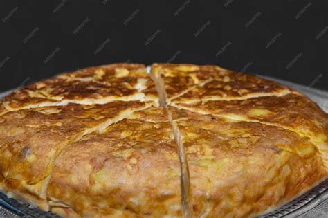 Tortilla española cortada en porciones